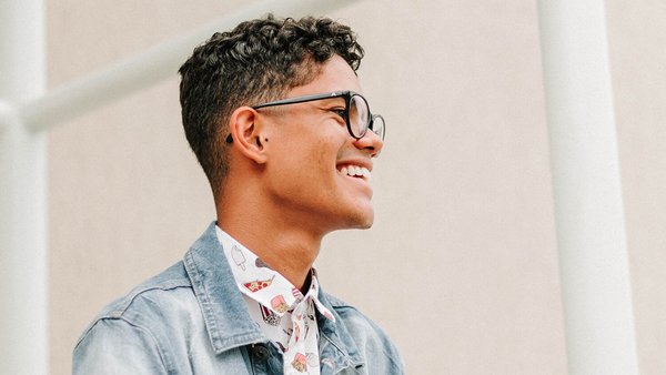 Tânărul râde cu încredere - Pregătirea pentru negocierile salariale Tânărul râde cu încredere - Pregătirea pentru negocierile salariale