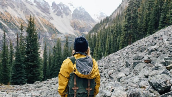 Persoană care se uită in depărtare in timpul unei drumeții - Backpacking 