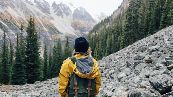Persoană care se uită in depărtare in timpul unei drumeții - Backpacking Persoană care se uită in depărtare in timpul unei drumeții - Backpacking