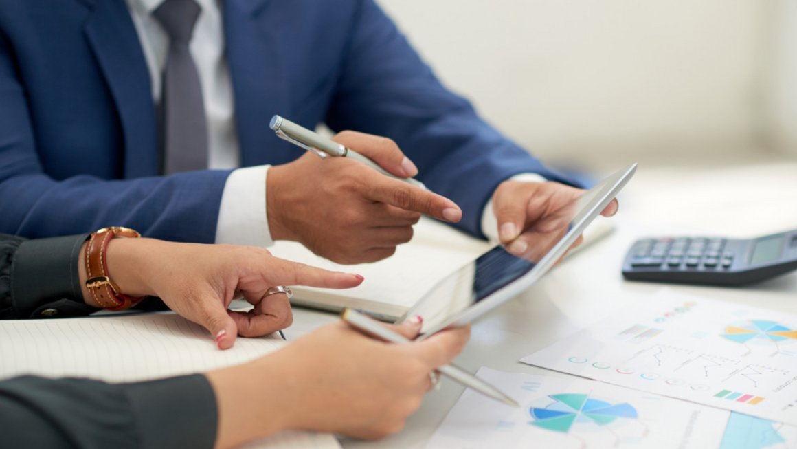 Discuție cu un consultant financiar personal