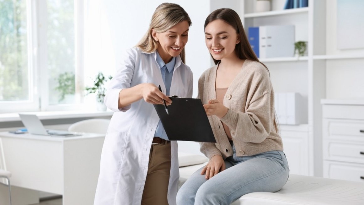 Medic profesionist care consultă un pacient în spital Medic profesionist care consultă un pacient în spital