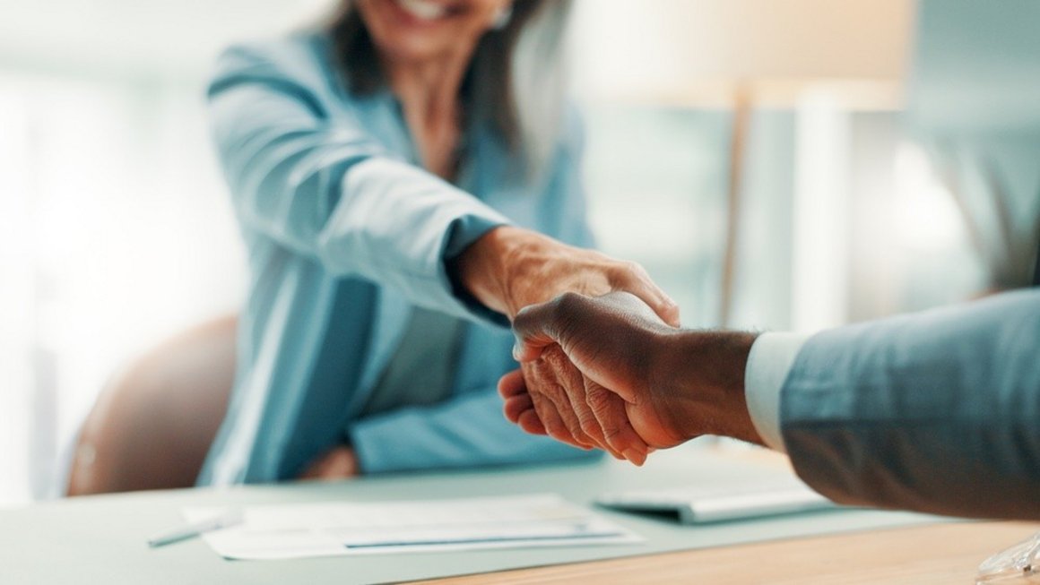 discutie cu un consultant financiar un consultant financiar la lucru