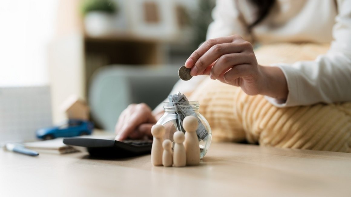 Persoana care isi calculeaza economiile Persoana care isi calculeaza economiile