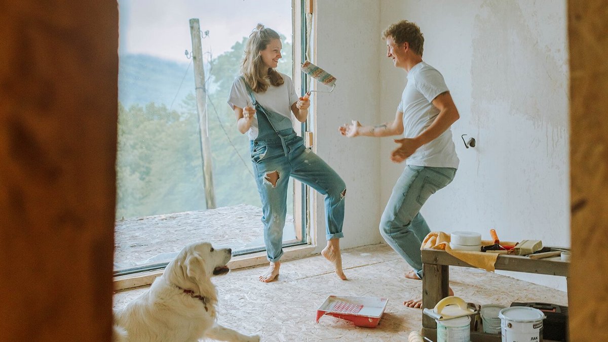 Dansuri de cuplu împreună cu câinele în casă nouă - Finanțarea construcțiilor