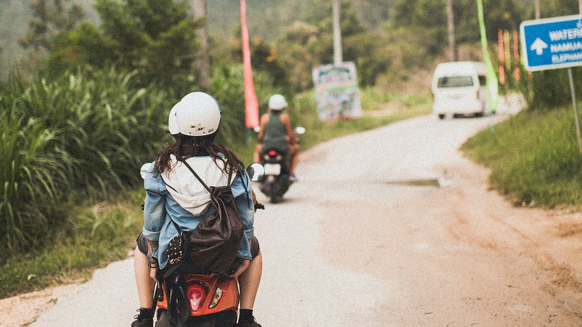 Tânără pe un scuter - backpacking in străinătate