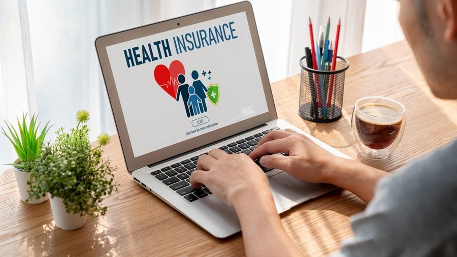 Imagine cu o persoana care compara doua optiuni de asigurare de sanatate Imagine cu o persoana care compara doua optiuni de asigurare de sanatate
