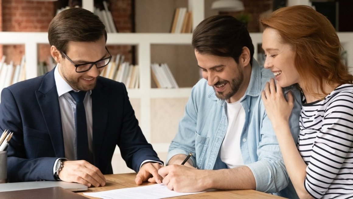 Cuplu discuta cu un expert financiar Cuplu discuta cu un expert financiar