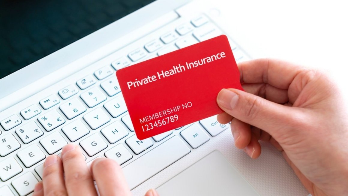Imagine cu o persoana care examineaza detaliile unui abonament medical