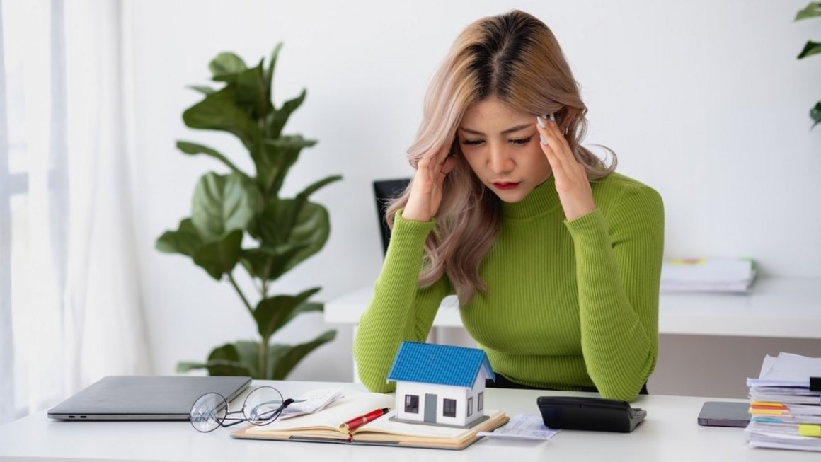 femeie care se gândește la refinanțarea unui credit femeie care se gândește la refinanțarea unui credit