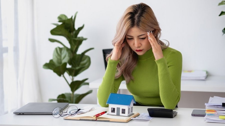 femeie care se gândește la refinanțarea unui credit femeie care se gândește la refinanțarea unui credit