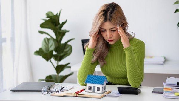 femeie care se gândește la refinanțarea unui credit