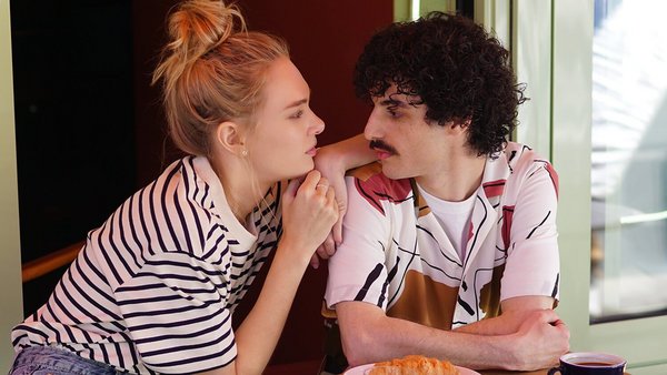 Cuplu stând într-o cafenea - cont comun Cuplu stând într-o cafenea - cont comun