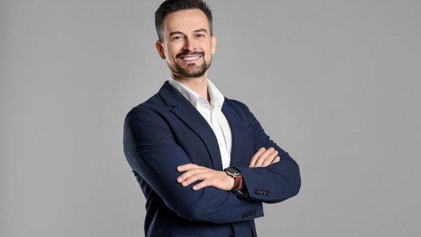  imagine cu un consultant financiar 
