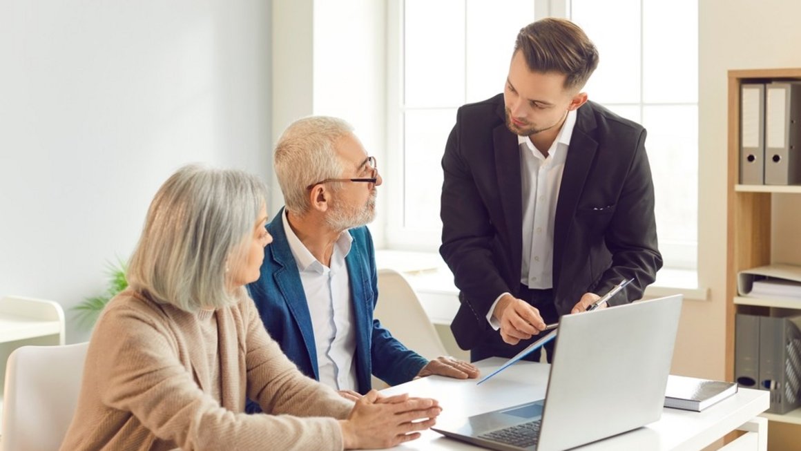 consultanta financiara seniori imagine care arata ca consultanta financiara este potrivita pentru toate varstele