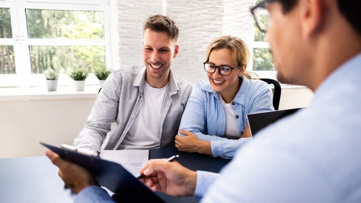 Cuplu care discuta cu un specialist financiar Cuplu care discuta cu un specialist financiar