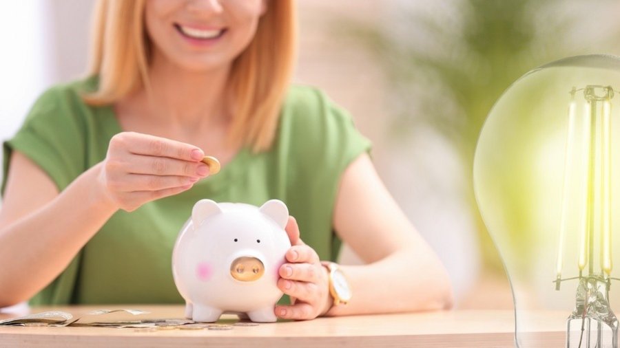 Economisire vs. investiții Femeie care pune bani în pușculită