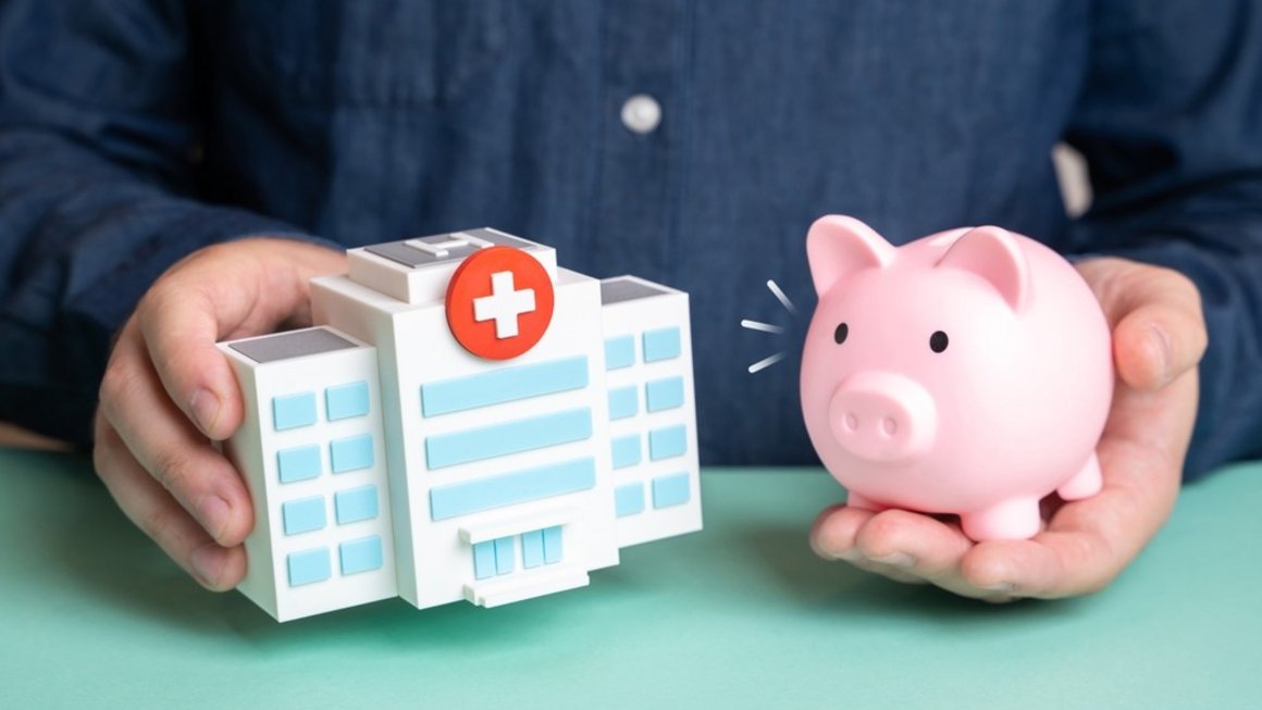  Imagine cu o persoana care analizeaza factorii care influenteaza costul unei solutii medicale