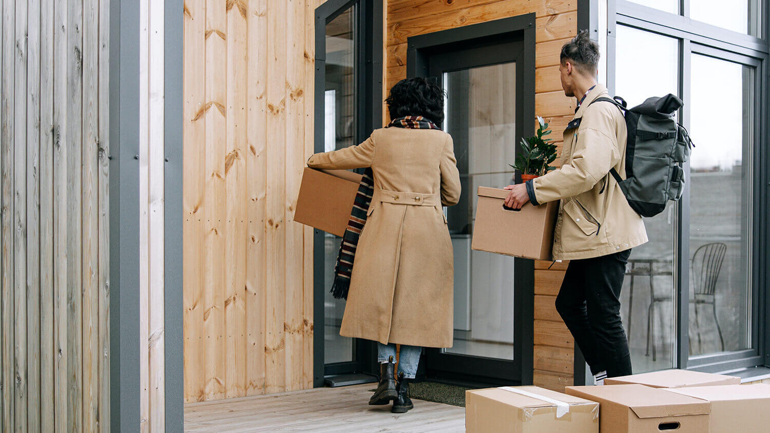 Cuplul se mută în prima lor proprietate proprie Cuplul se mută în prima lor proprietate proprie