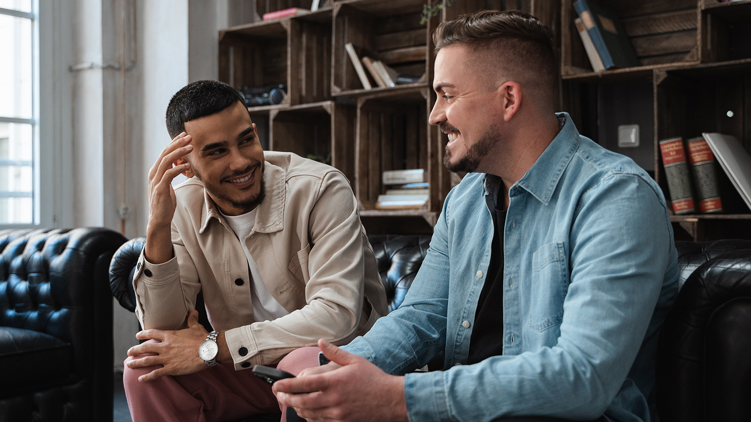 Tânăra generație și pensiile Doi studenți vorbind între ei pe o canapea