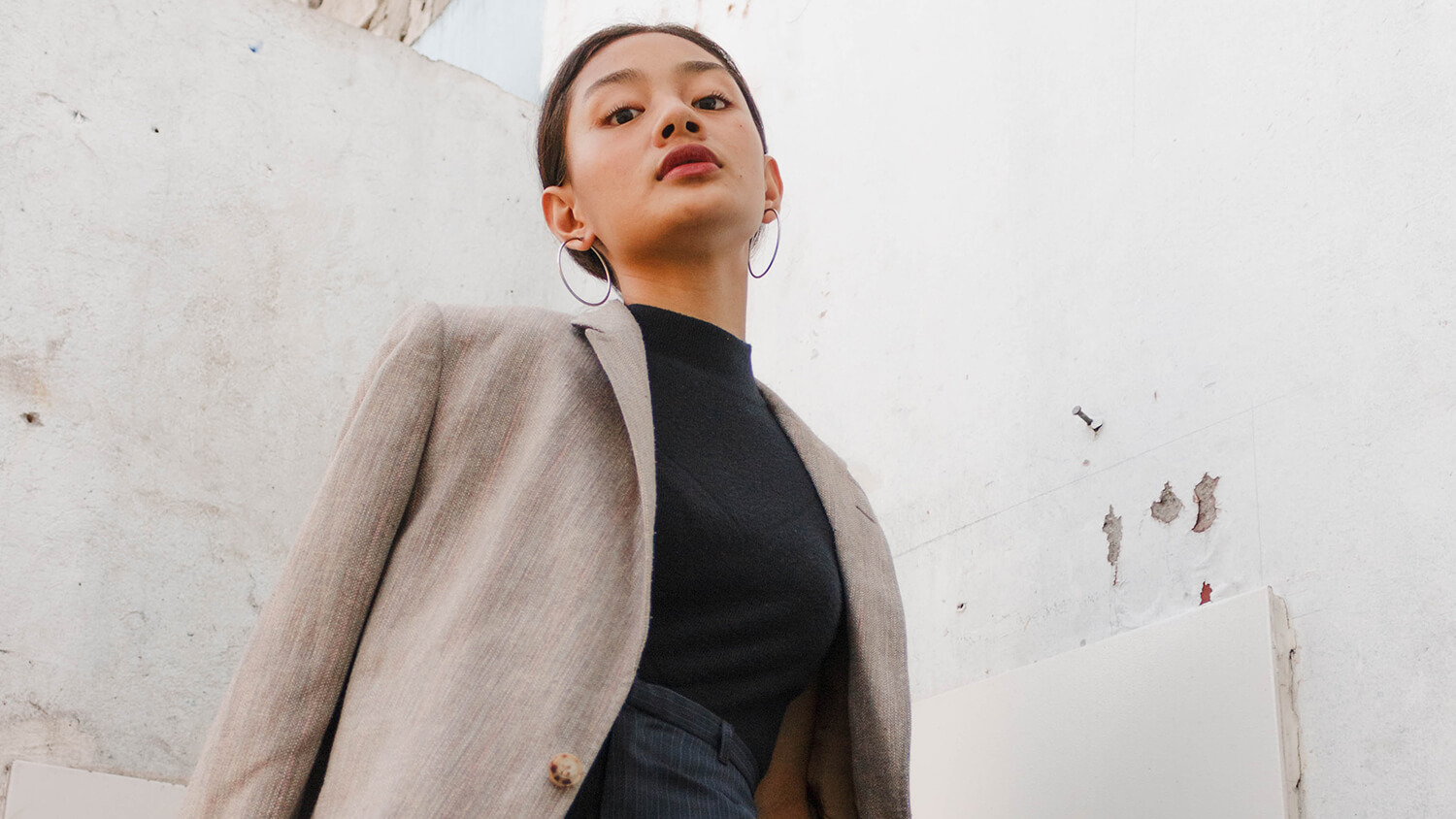 Femeie puternică se uită în cameră - negociind o creștere salarială Femeie puternică se uită în cameră - negociind o creștere salarială