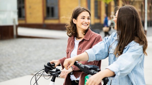 Două studente înainte de universitate - finanțe studențești