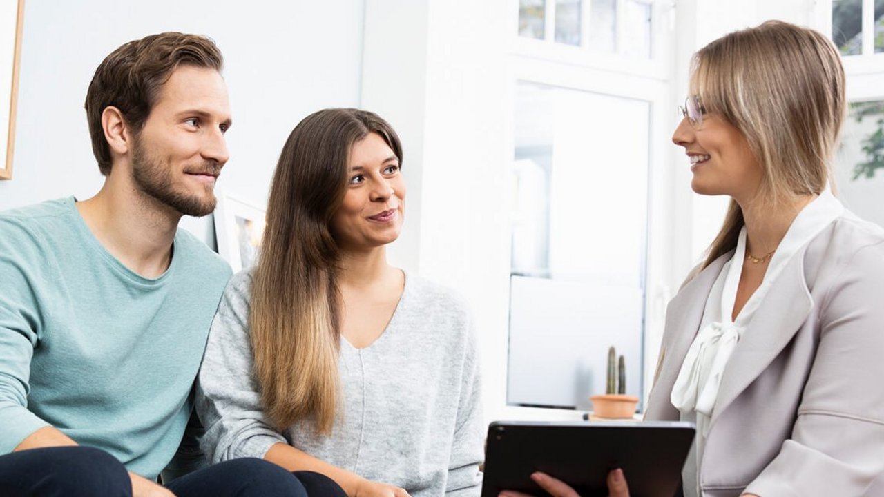 Consultant financiar OVB discută cu clientii