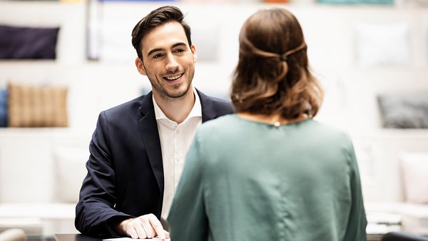 Consilier financiar intervievează un candidat