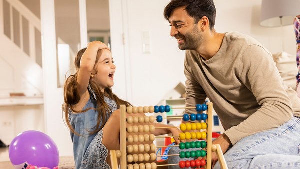 Tată și fiica calculează cu o numărătoare Tată și fiica calculează cu o numărătoare