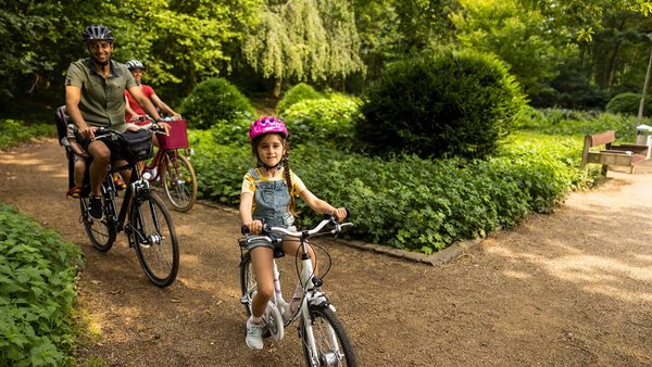 Familia merge într-o excursie cu bicicleta - fond de călătorie Familia merge într-o excursie cu bicicleta - fond de călătorie