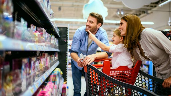 Familie care face cumpărături la supermarket