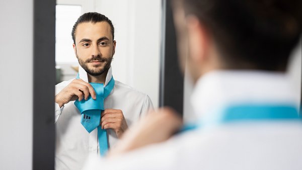 Candidatul îți leagă o cravată OVB Candidatul îți leagă o cravată OVB