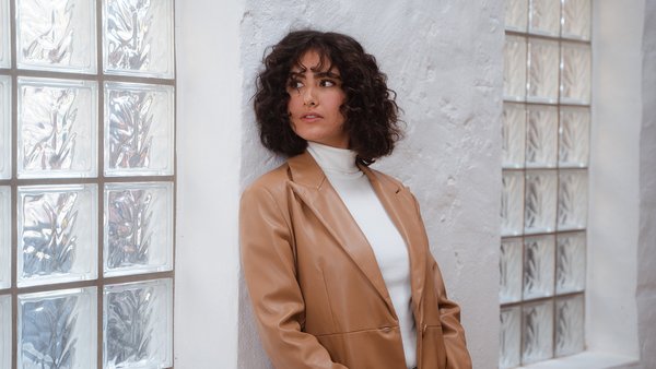 Tânăra încearcând haine Tânăra încearcând haine