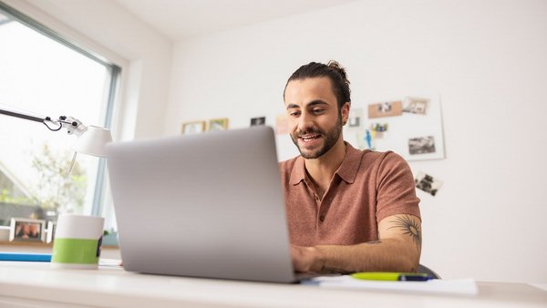 Lucratul de acasă, om utilizând laptop - Birou de acasă la OVB