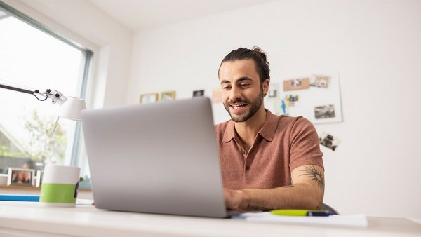 Lucratul de acasă, om utilizând laptop - Birou de acasă la OVB Lucratul de acasă, om utilizând laptop - Birou de acasă la OVB