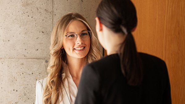 Solicitant cu ochelari vorbeste cu un consilier financiar OVB